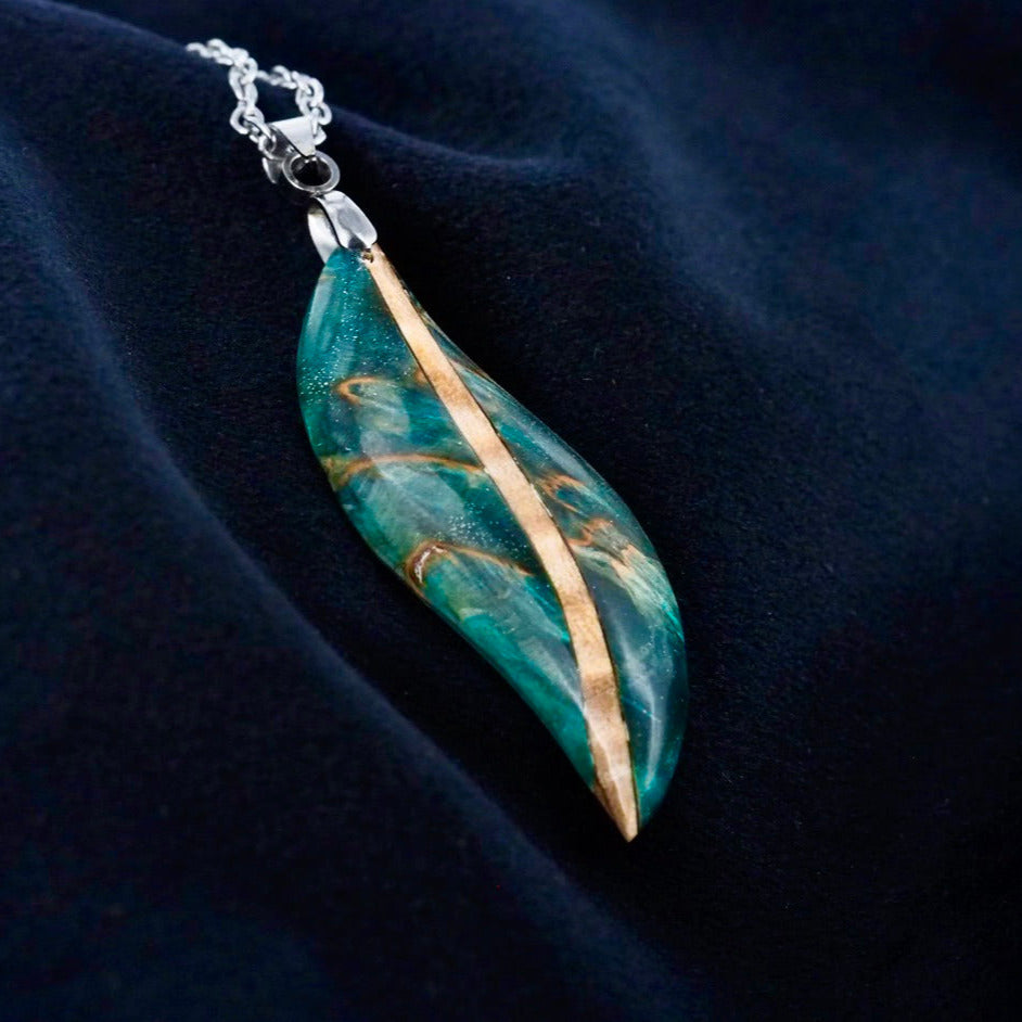 Pendentif en bois de bouleau stabilisé vert et beige