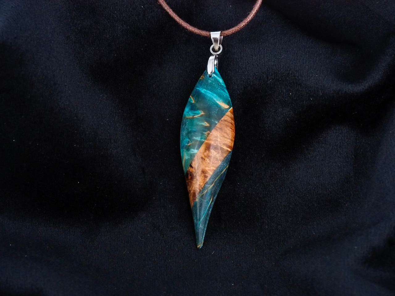 Pendentif en bouleau stabilisé bleu/vert et naturel