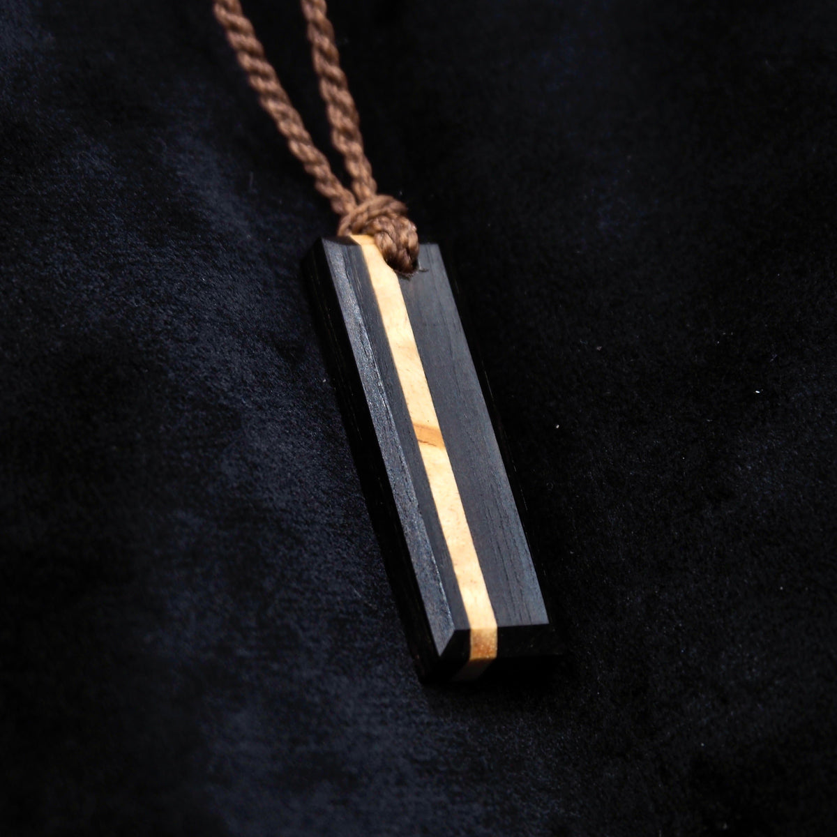 Pendentif Stèle 2 - Bois d'Ebène et bois de Bouleau Stabilisé Beige