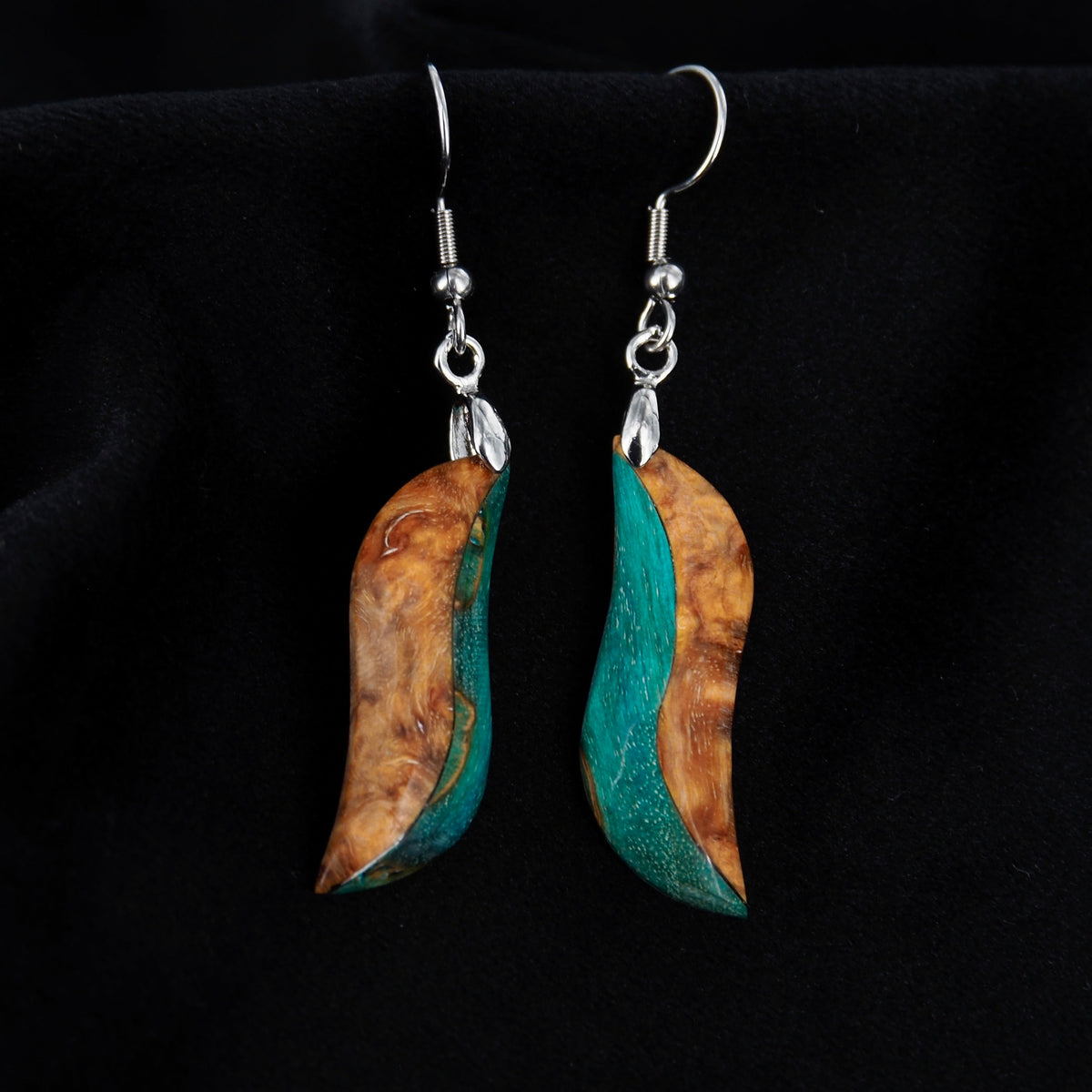 Boucles d'oreilles en bois de bouleau stabilisé turquoise et beige