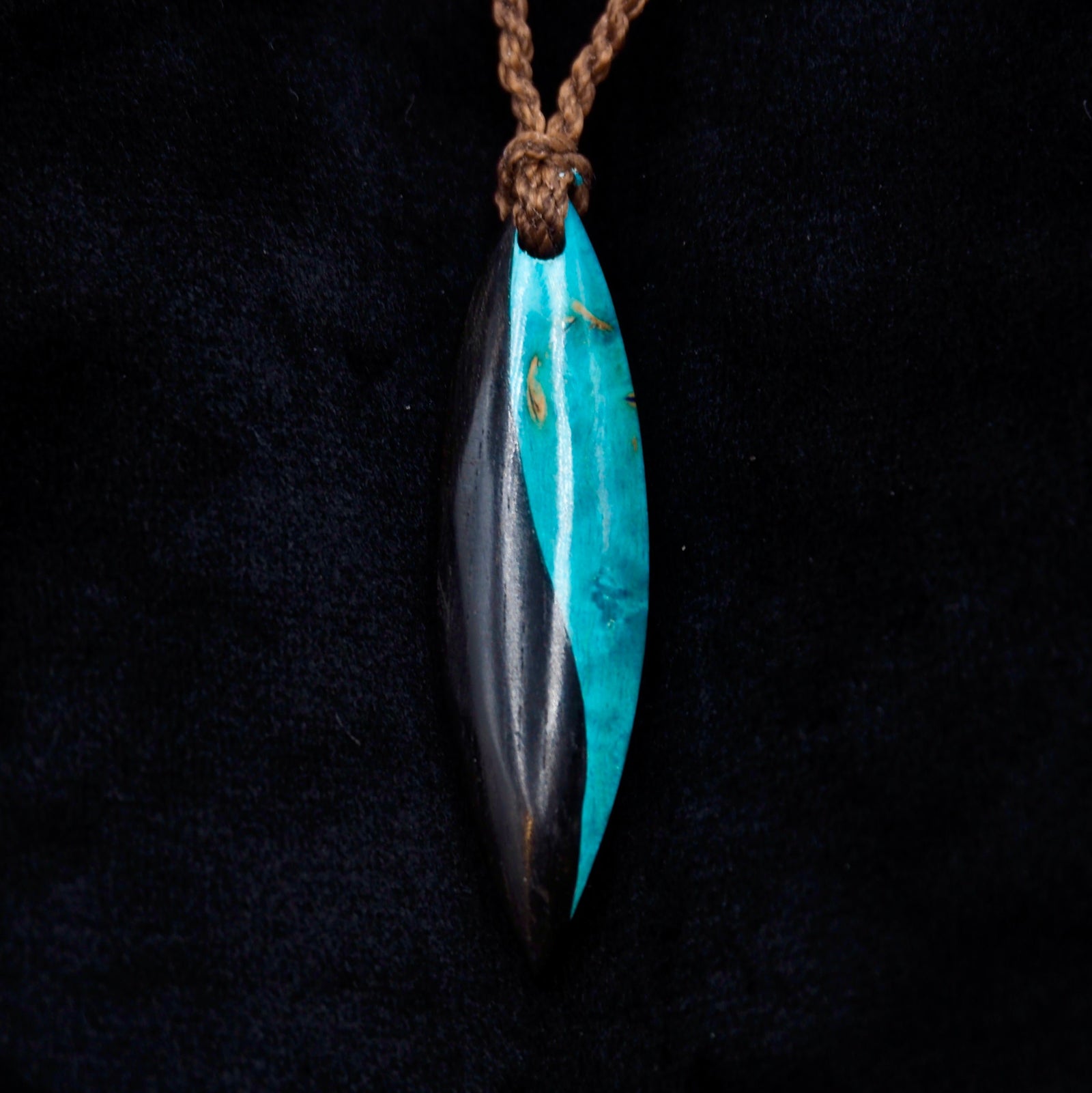 Pendentif Yin - Bois d'Ebène et Bois de Bouleau Stabilisé Turquoise