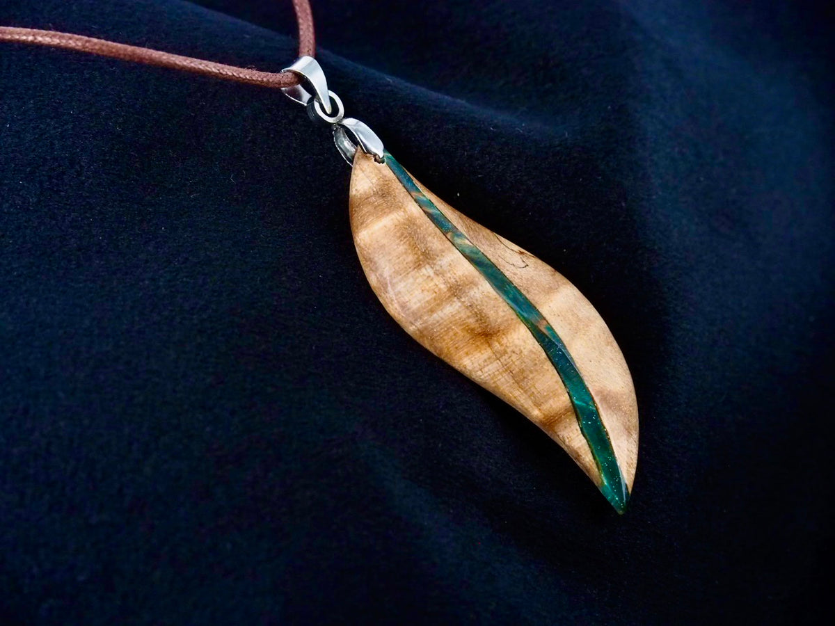 Pendentif en bois de bouleau stabilisé beige et vert