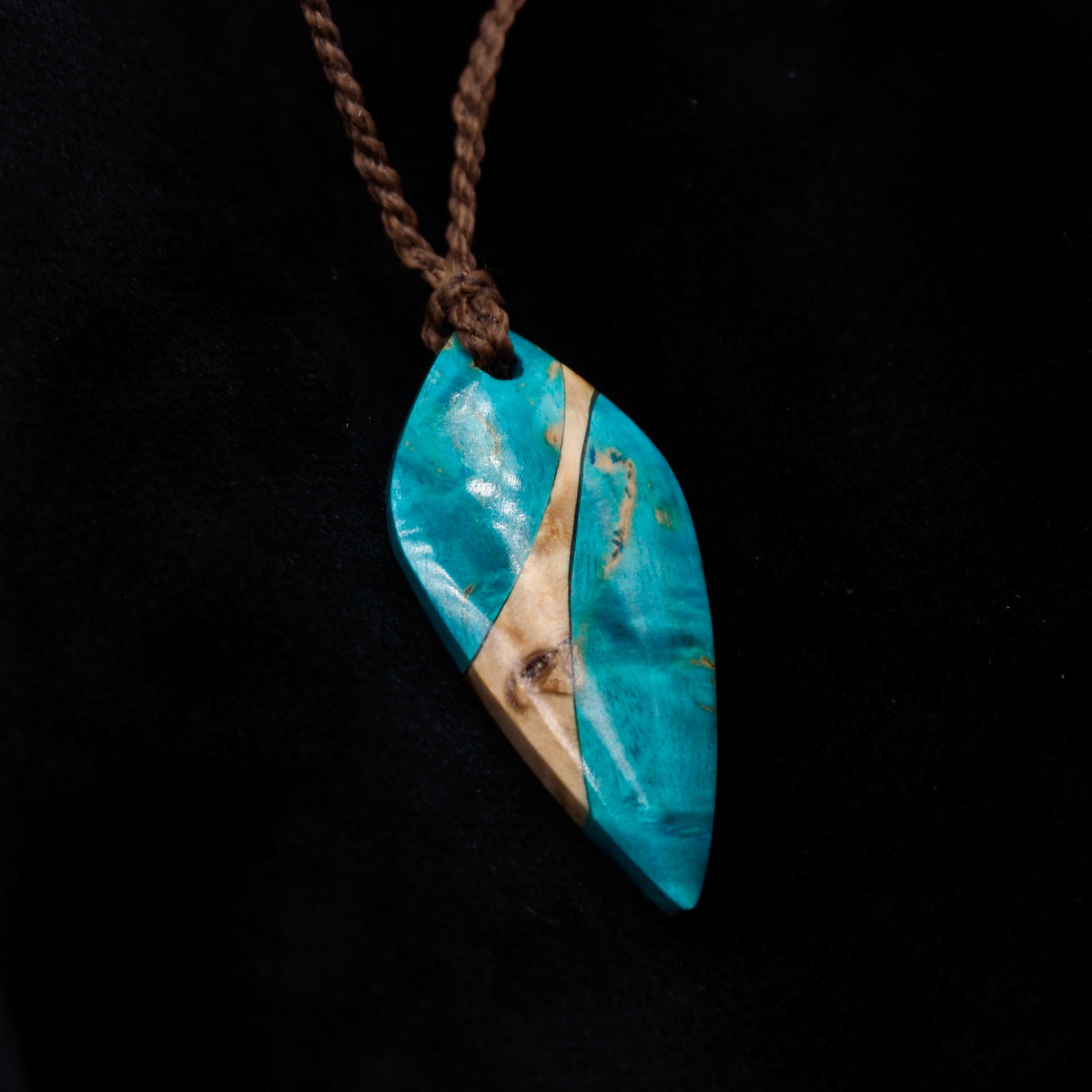Pendentif Talisman 2 - Bois de Bouleau Stabilisé Turquoise et Beige