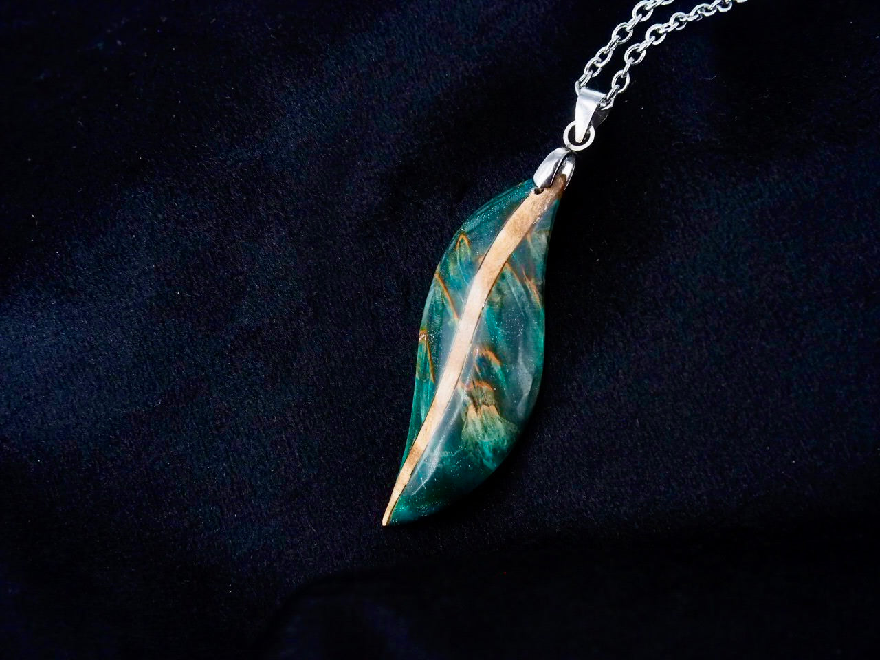 Pendentif en bois de bouleau stabilisé vert et beige