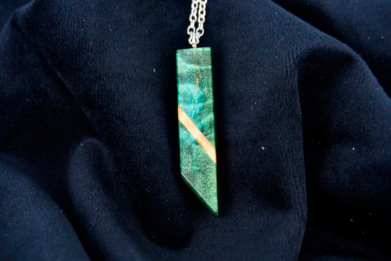 Pendentif en bois de bouleau stabilisé vert et beige