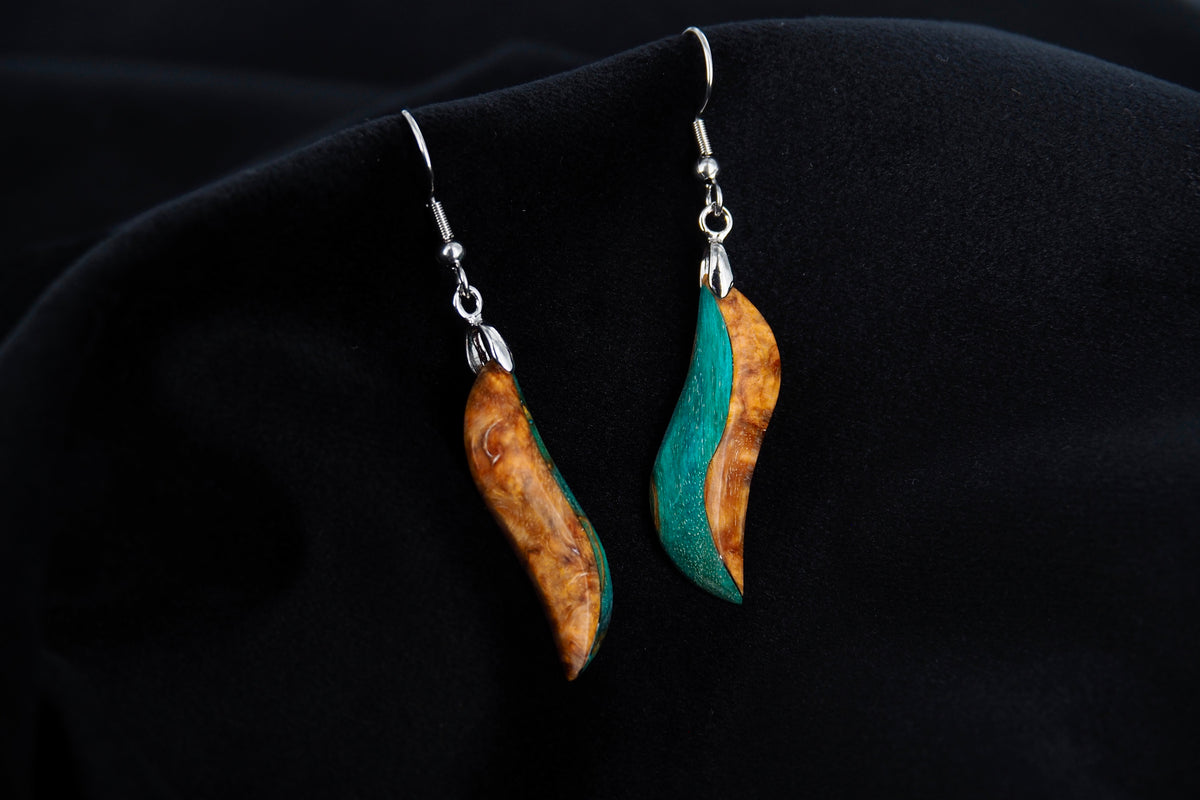 Boucles d'oreilles en bois de bouleau stabilisé turquoise et beige