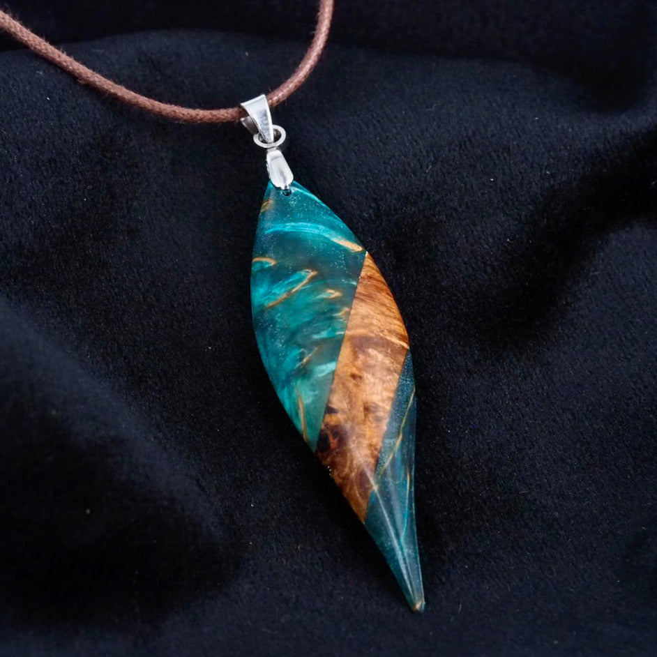 Pendentif en bouleau stabilisé bleu/vert et naturel