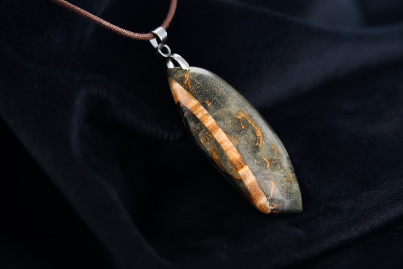Pendentif en bois de bouleau stabilisé noir et beige