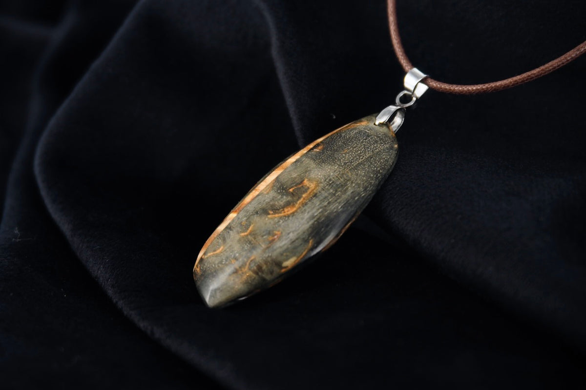 Pendentif en bois de bouleau stabilisé noir et beige