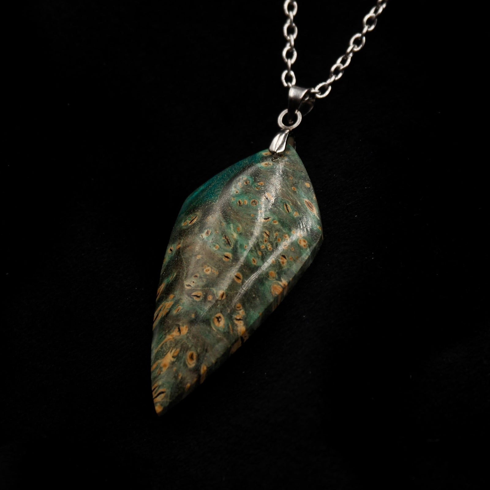 Pièce unique #40 - Pendentif en Bois de Bouleau Stabilisé