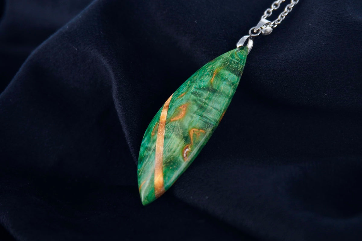 Pendentif en bois de bouleau stabilisé vert et beige