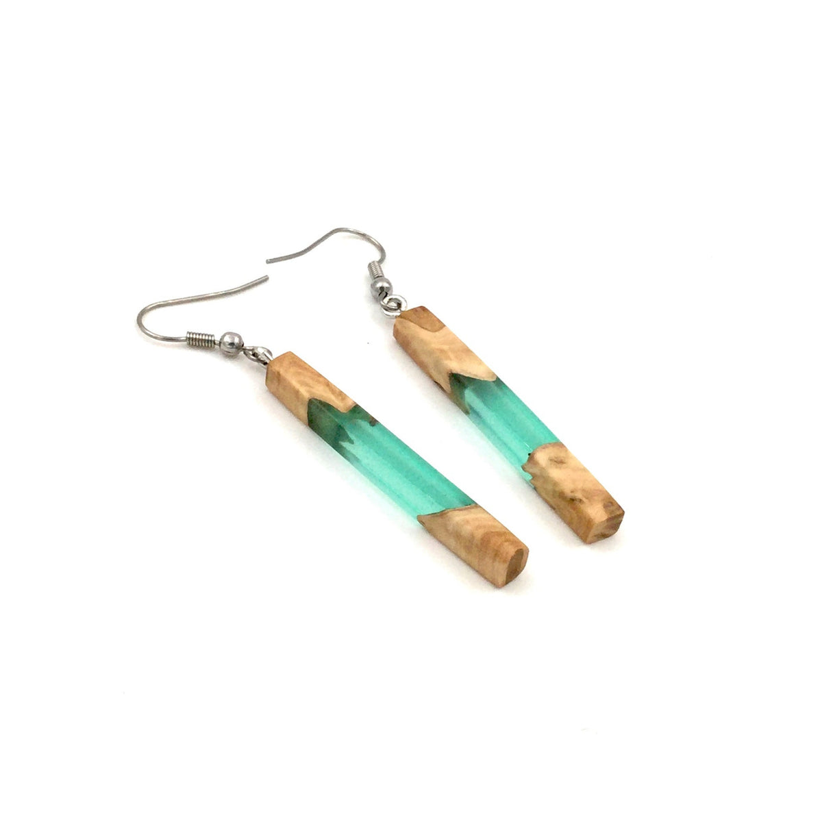 Pièce unique #024 - Boucles d'oreilles en Bois d'eucalyptus et Résine verte émeraude