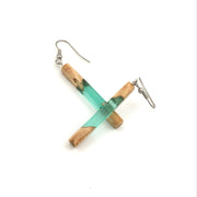 Pièce unique #024 - Boucles d'oreilles en Bois d'eucalyptus et Résine verte émeraude