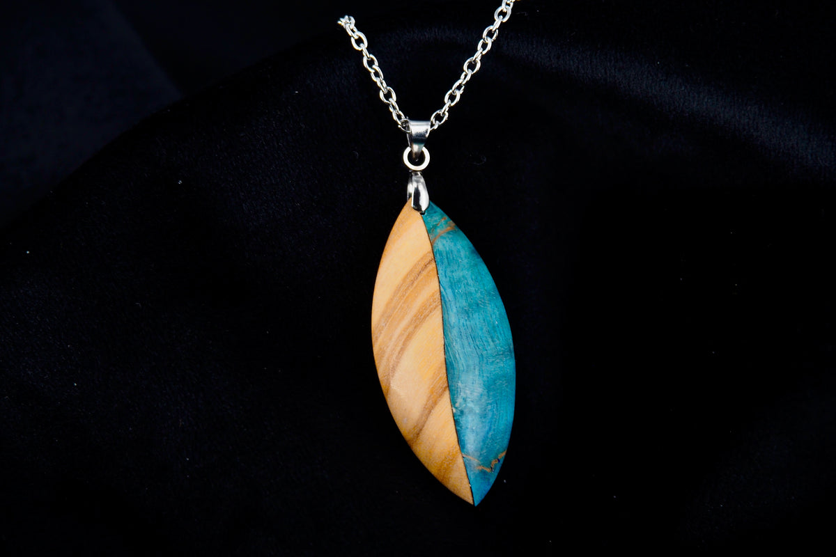 Pendentif en Olivier et bouleau stabilisé bleu