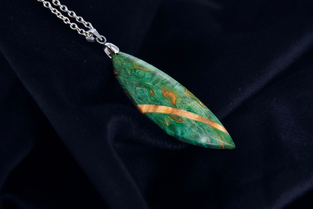 Pendentif en bois de bouleau stabilisé vert et beige