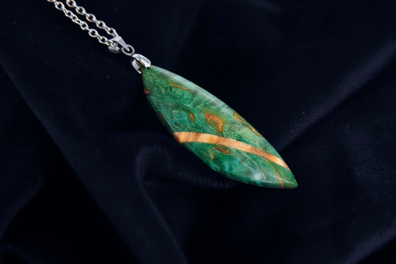 Pendentif en bois de bouleau stabilisé vert et beige