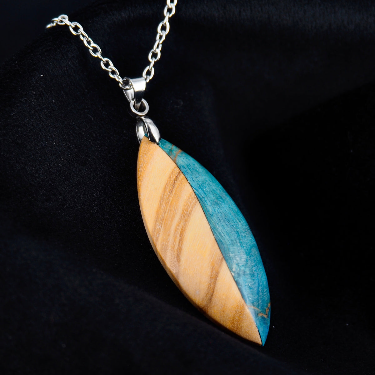 Pendentif en Olivier et bouleau stabilisé bleu
