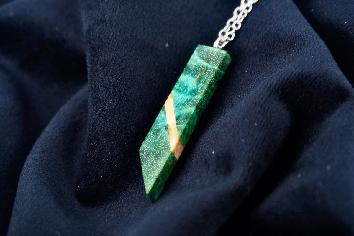 Pendentif en bois de bouleau stabilisé vert et beige