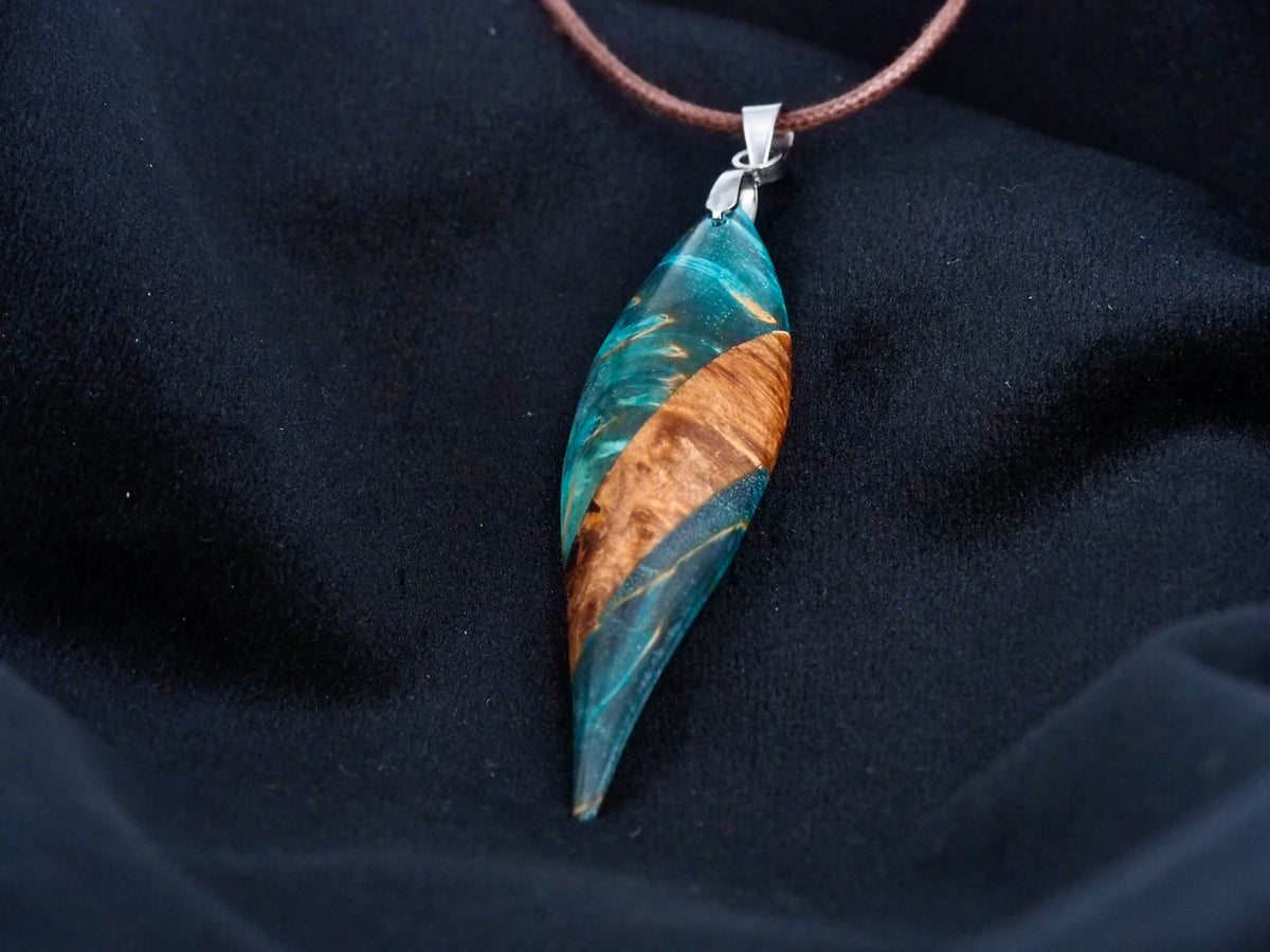Pendentif en bouleau stabilisé bleu/vert et naturel