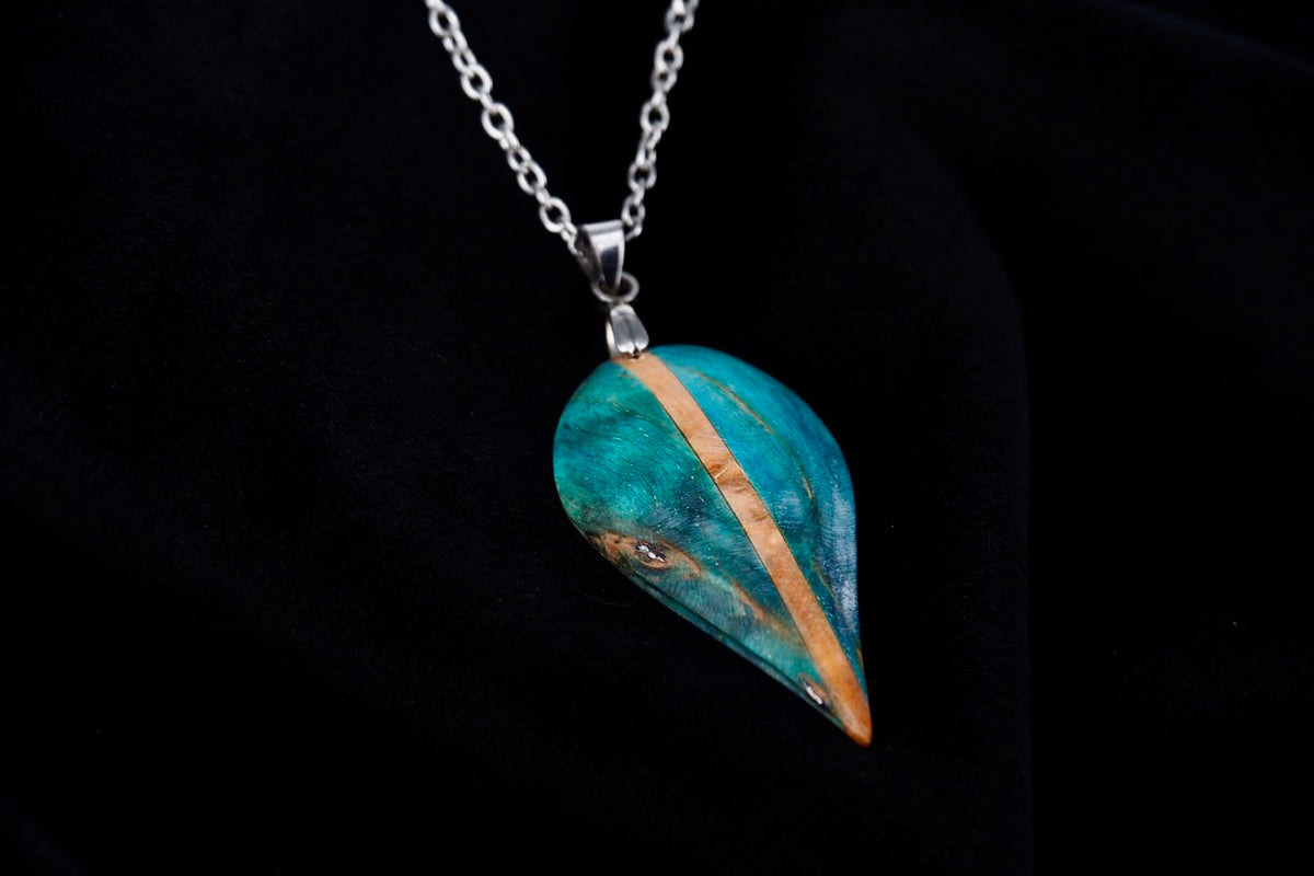 Pendentif en bois de bouleau stabilisé turquoise et beige