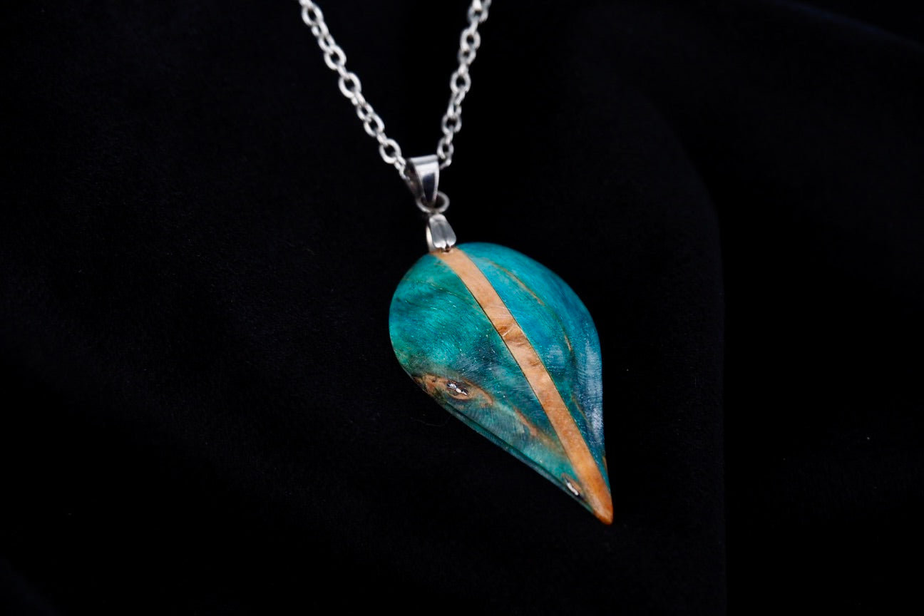 Pendentif en bois de bouleau stabilisé turquoise et beige