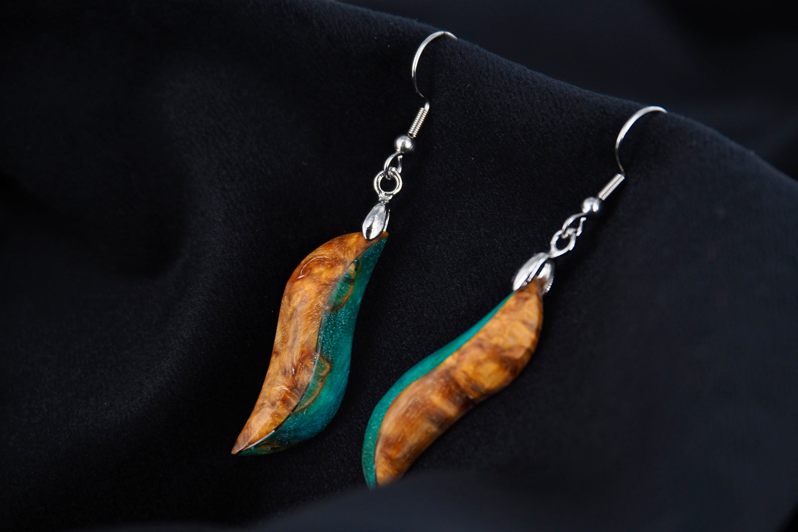 Boucles d'oreilles en bois de bouleau stabilisé turquoise et beige