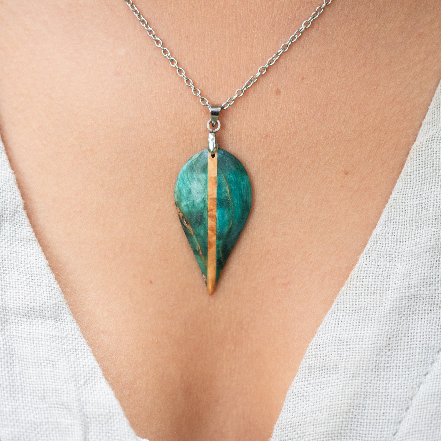 Pendentif en bois de bouleau stabilisé turquoise et beige