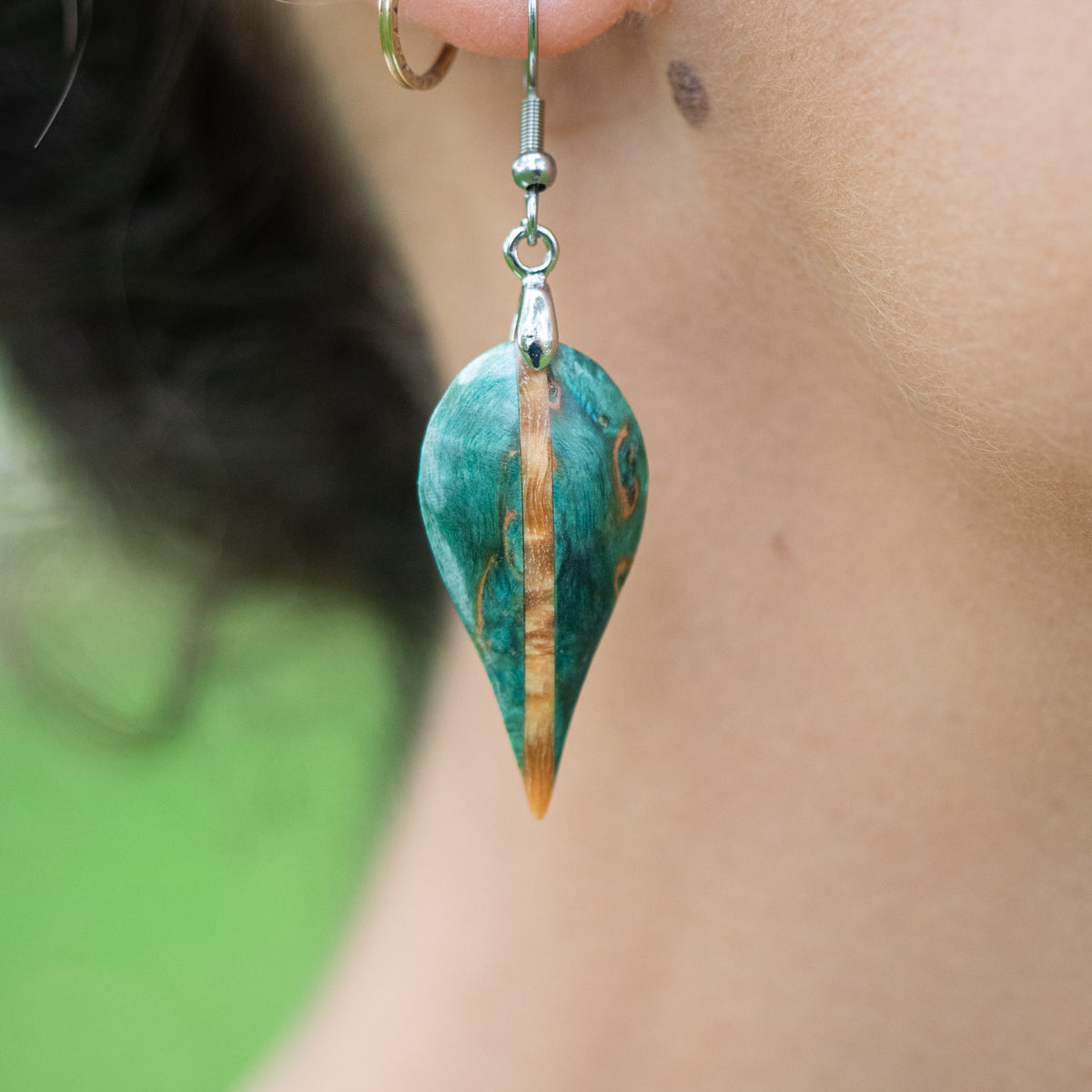 Boucles d'oreilles en bois de bouleau stabilisé turquoise et beige