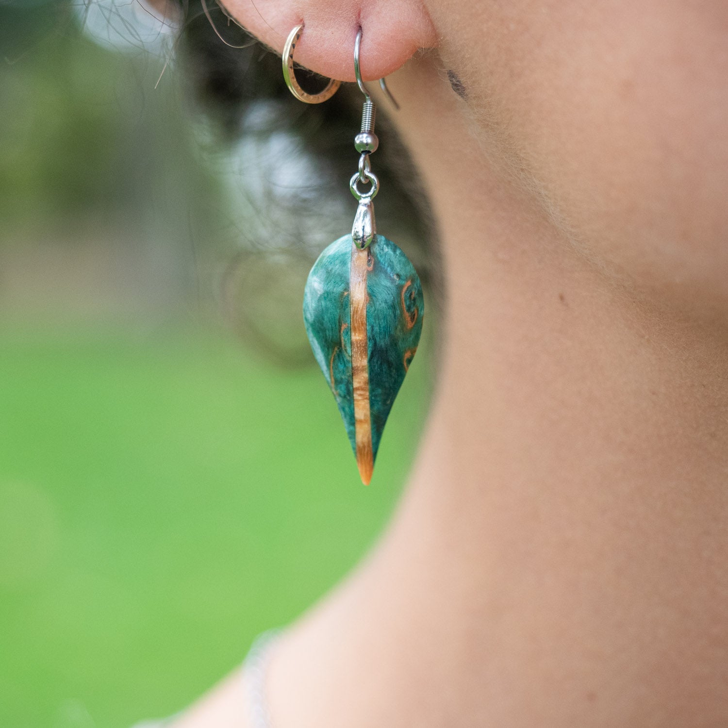 Boucles d'oreilles en bois de bouleau stabilisé turquoise et beige