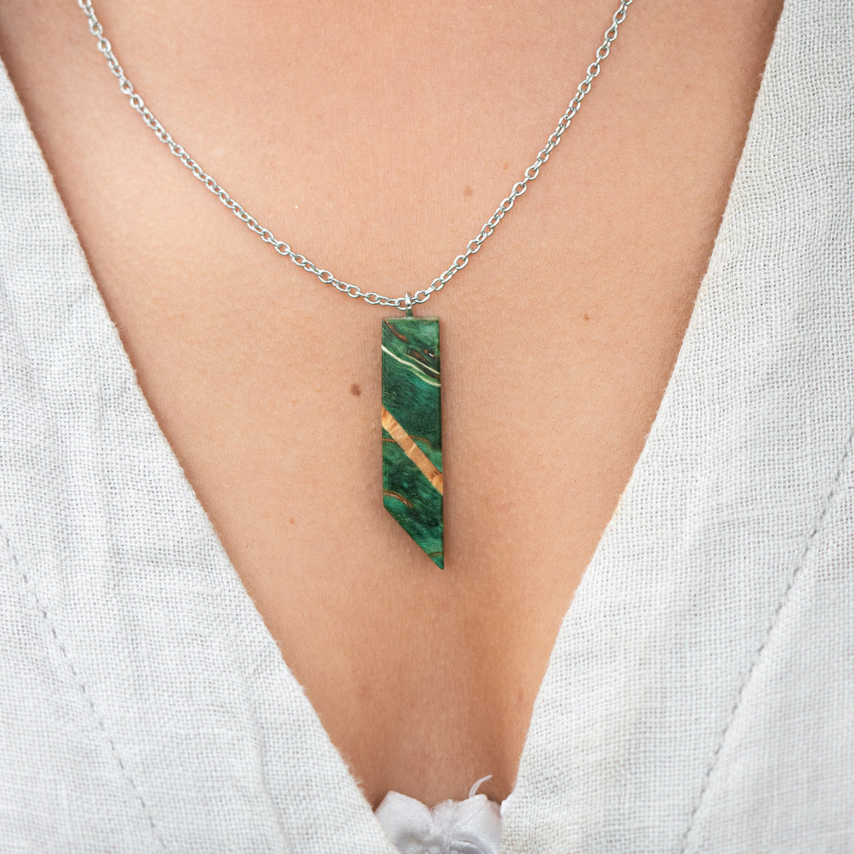 Pendentif en bois de bouleau stabilisé vert et beige