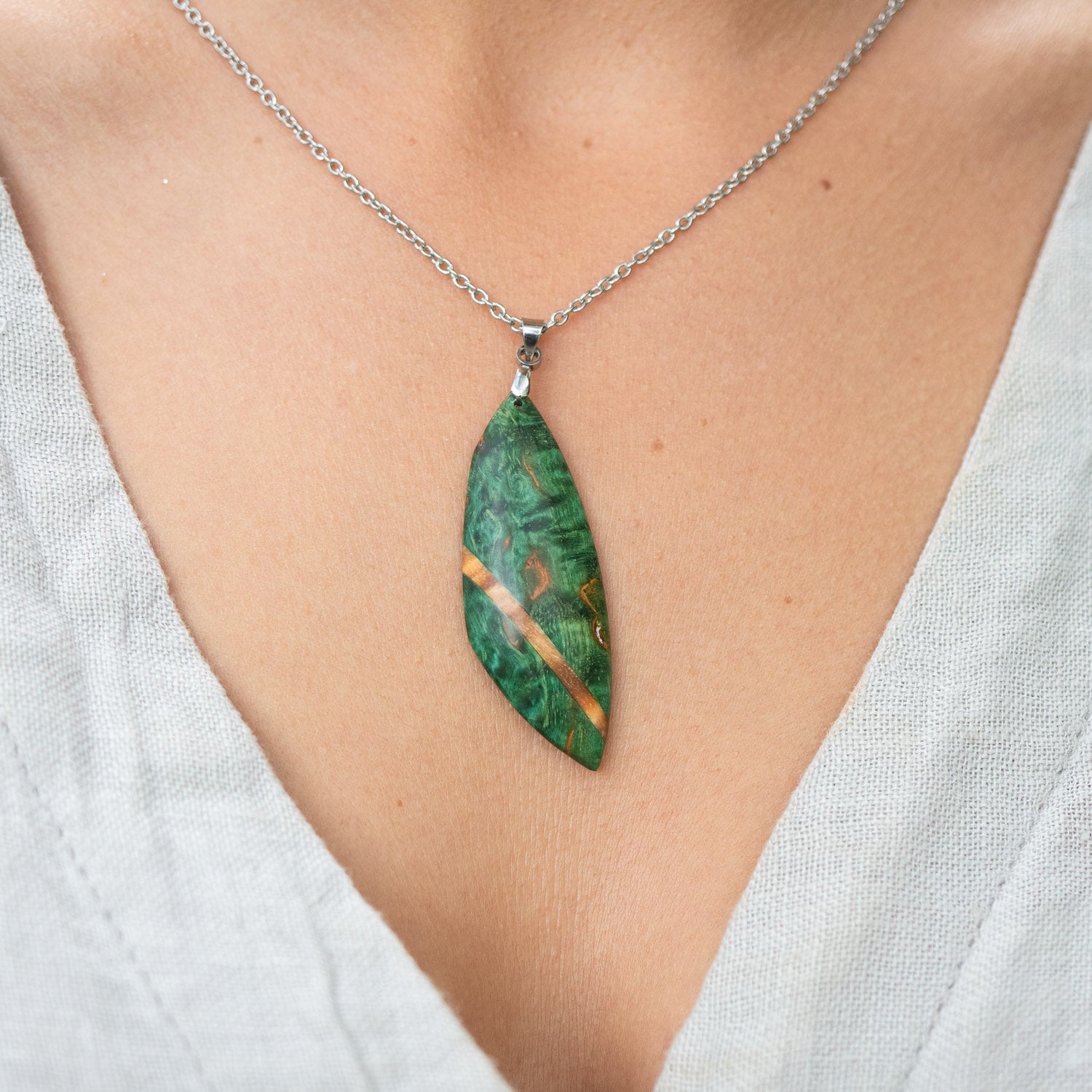 Pendentif en bois de bouleau stabilisé vert et beige