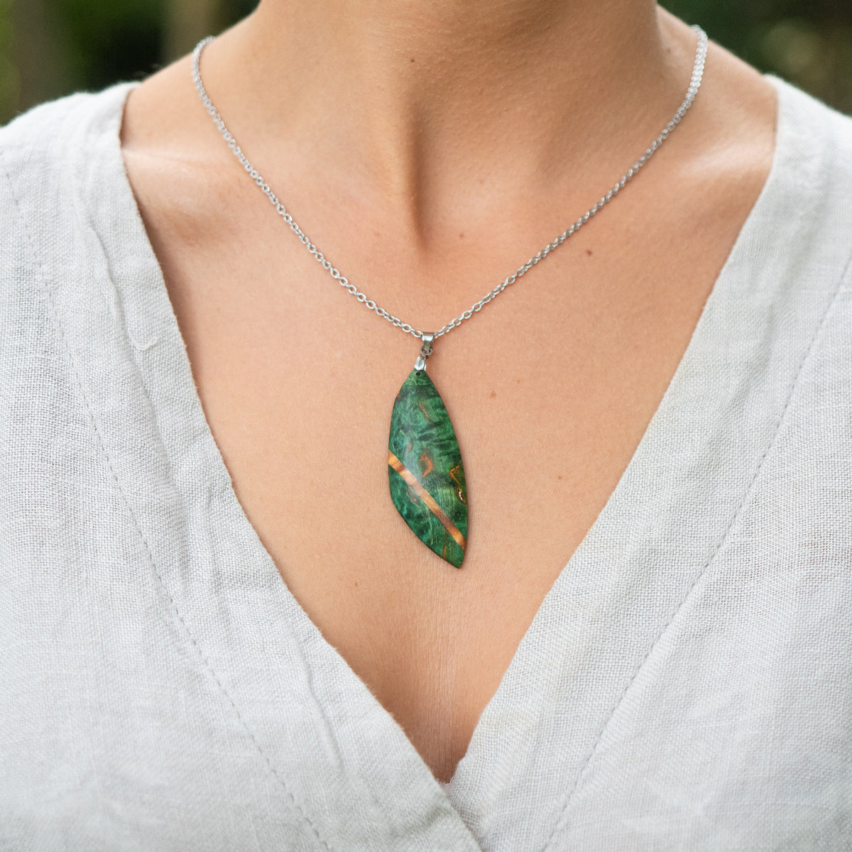 Pendentif en bois de bouleau stabilisé vert et beige