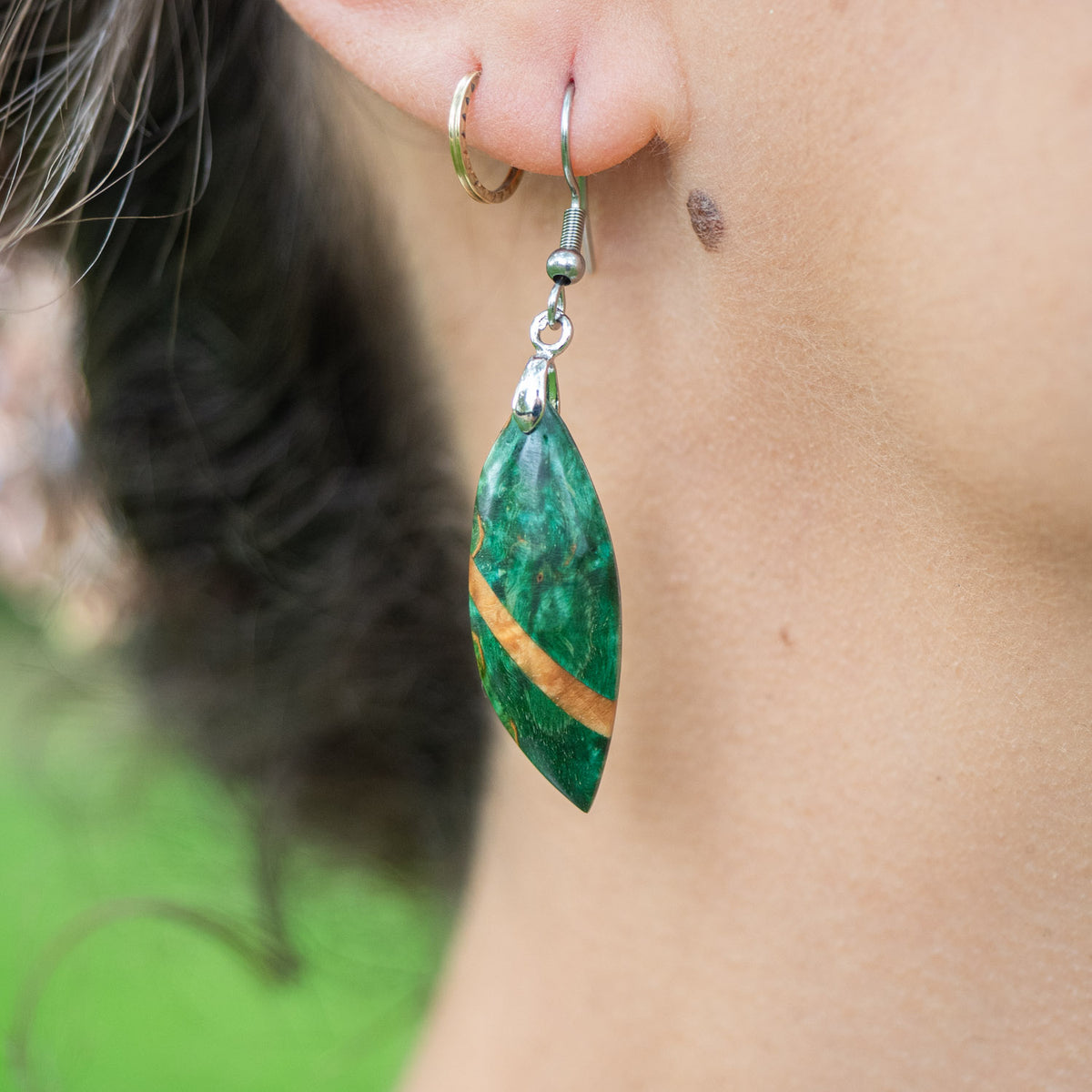 Boucles d'oreilles en bois de bouleau stabilisé vert et beige