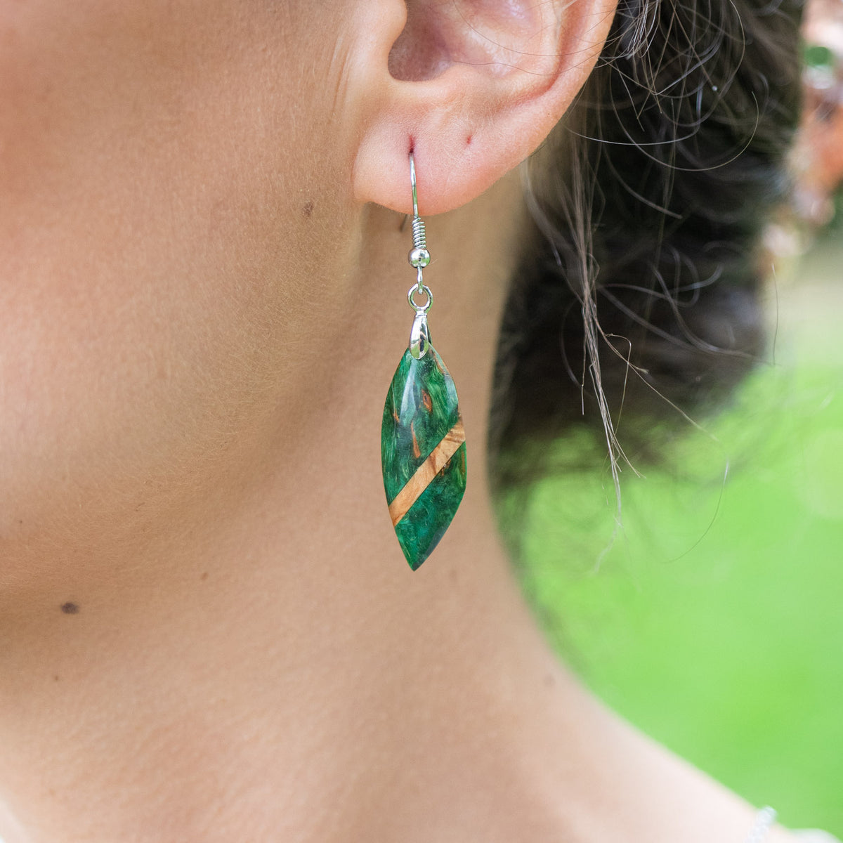 Boucles d'oreilles en bois de bouleau stabilisé vert et beige