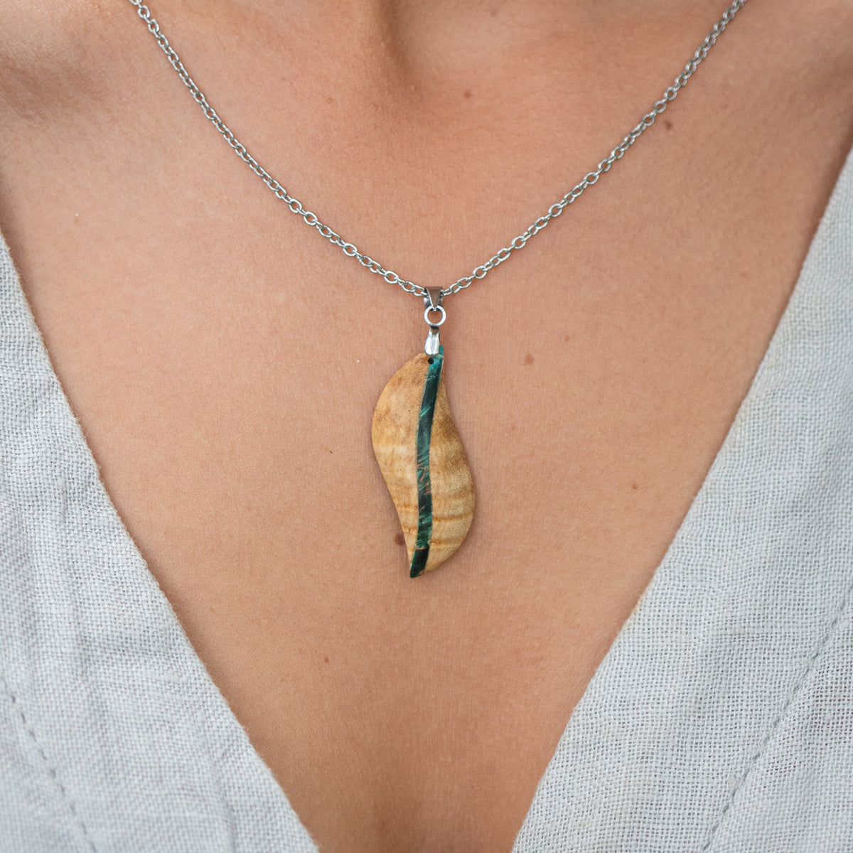 Pendentif en bois de bouleau stabilisé beige et vert