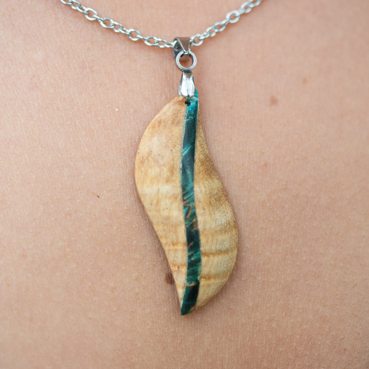 Pendentif en bois de bouleau stabilisé beige et vert