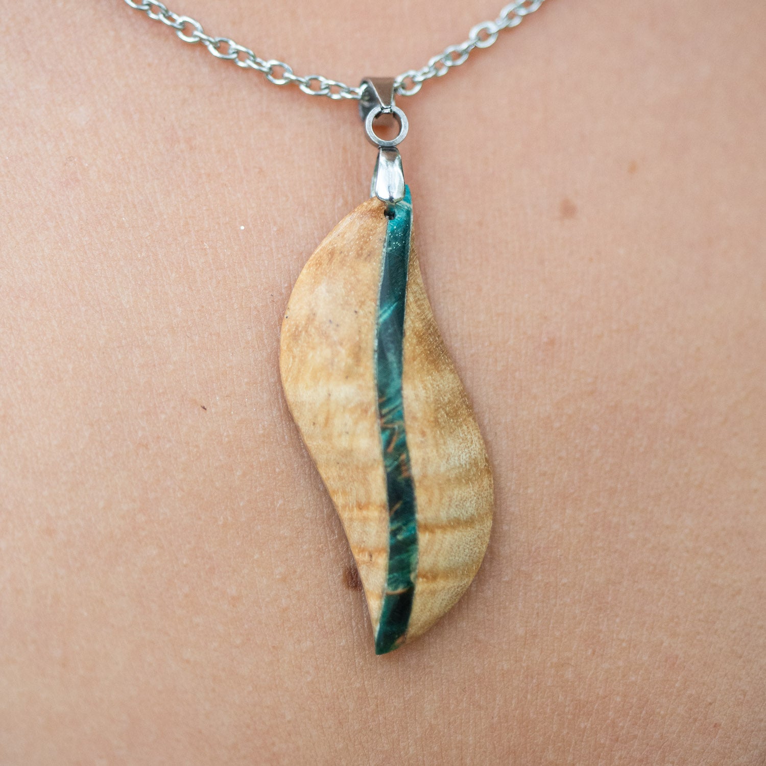 Pendentif en bois de bouleau stabilisé beige et vert