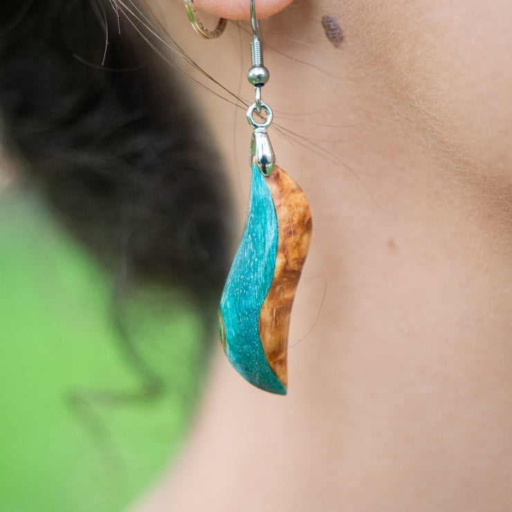Boucles d'oreilles en bois de bouleau stabilisé turquoise et beige