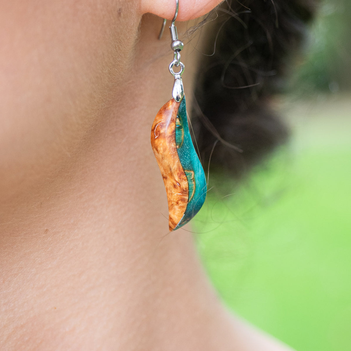Boucles d'oreilles en bois de bouleau stabilisé turquoise et beige