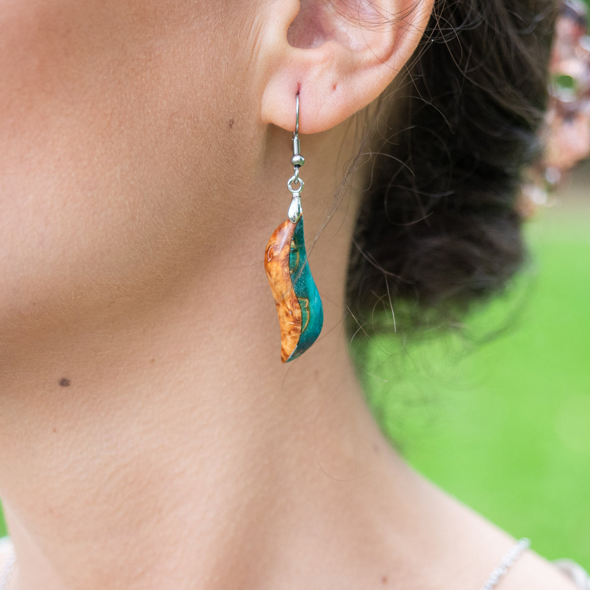 Boucles d'oreilles en bois de bouleau stabilisé turquoise et beige