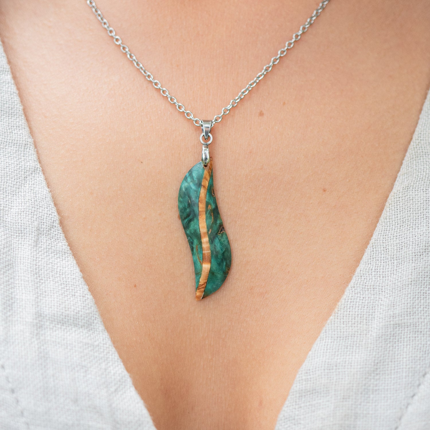 Pendentif en bois de bouleau stabilisé vert et beige