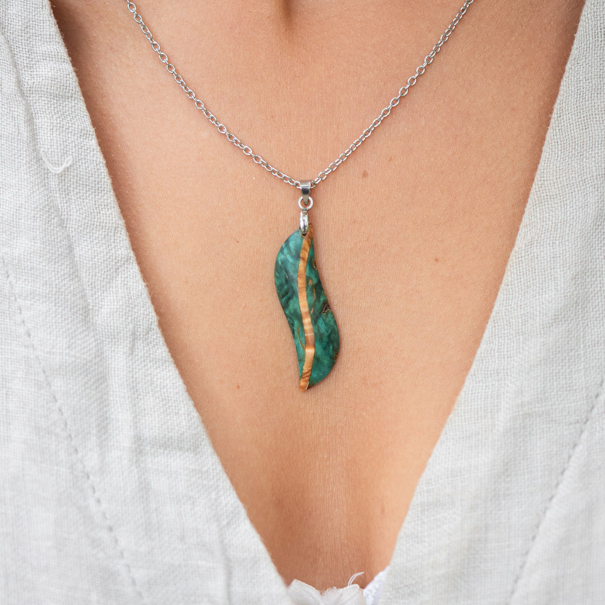 Pendentif en bois de bouleau stabilisé vert et beige
