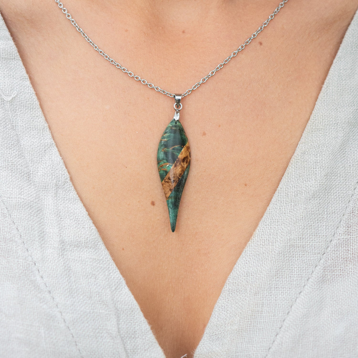 Pendentif en bouleau stabilisé bleu/vert et naturel