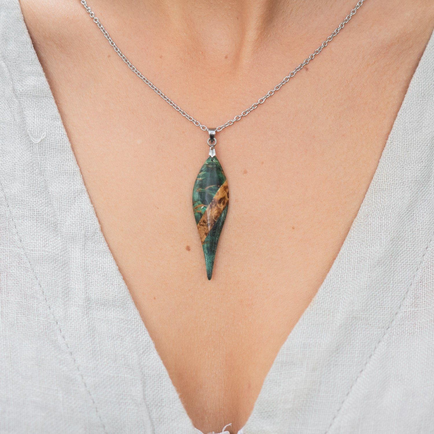 Pendentif en bouleau stabilisé bleu/vert et naturel
