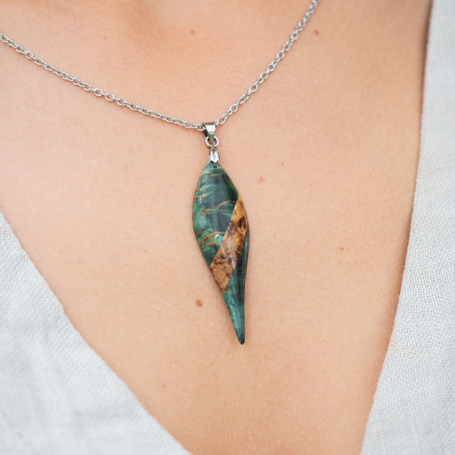 Pendentif en bouleau stabilisé bleu/vert et naturel