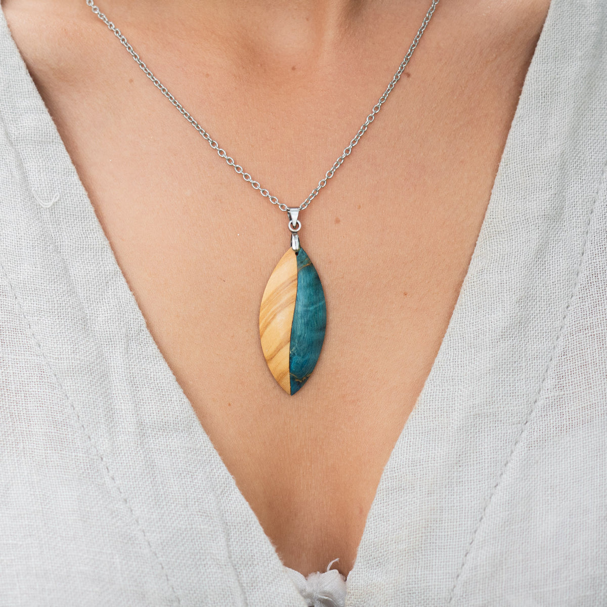 Pendentif en Olivier et bouleau stabilisé bleu