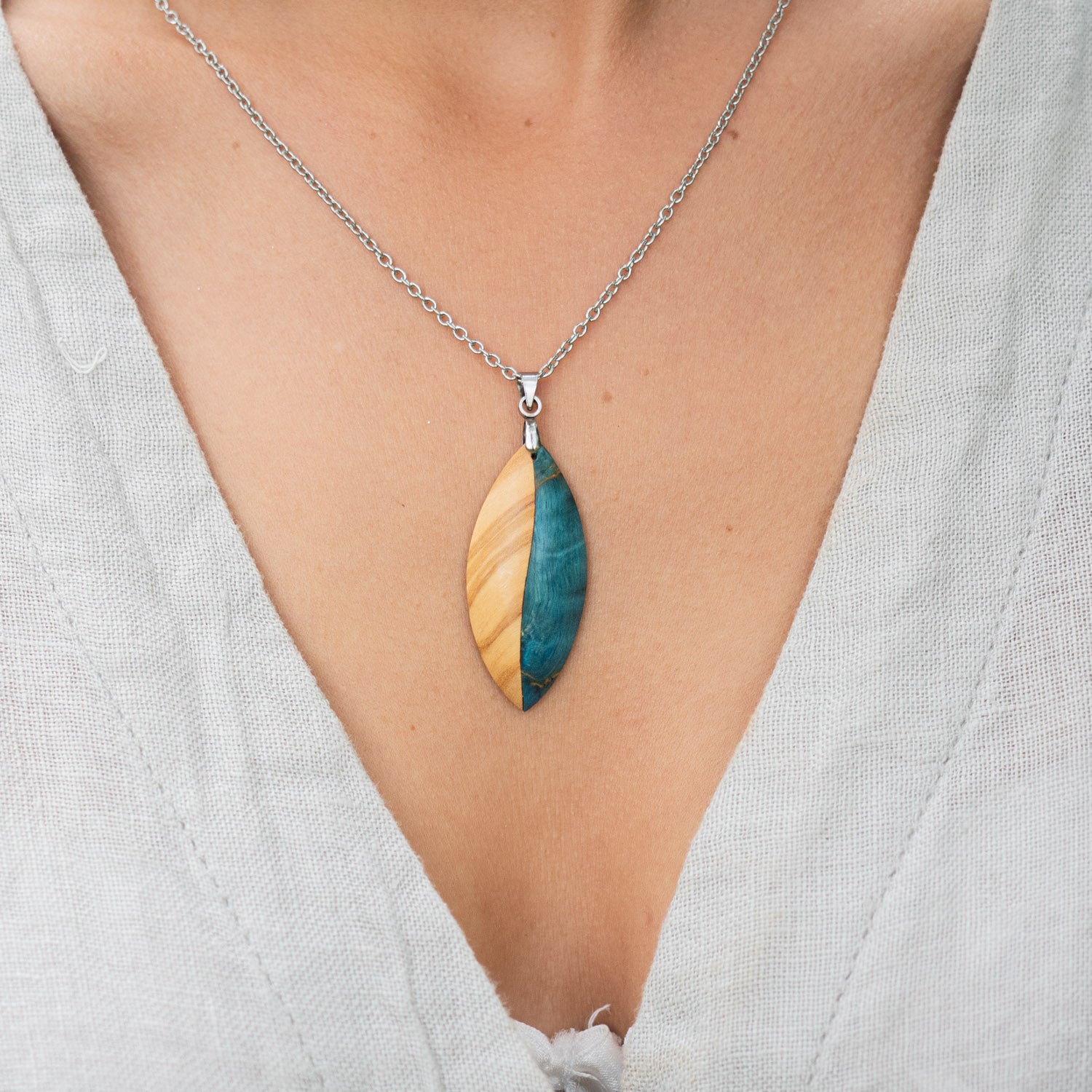 Pendentif en Olivier et bouleau stabilisé bleu