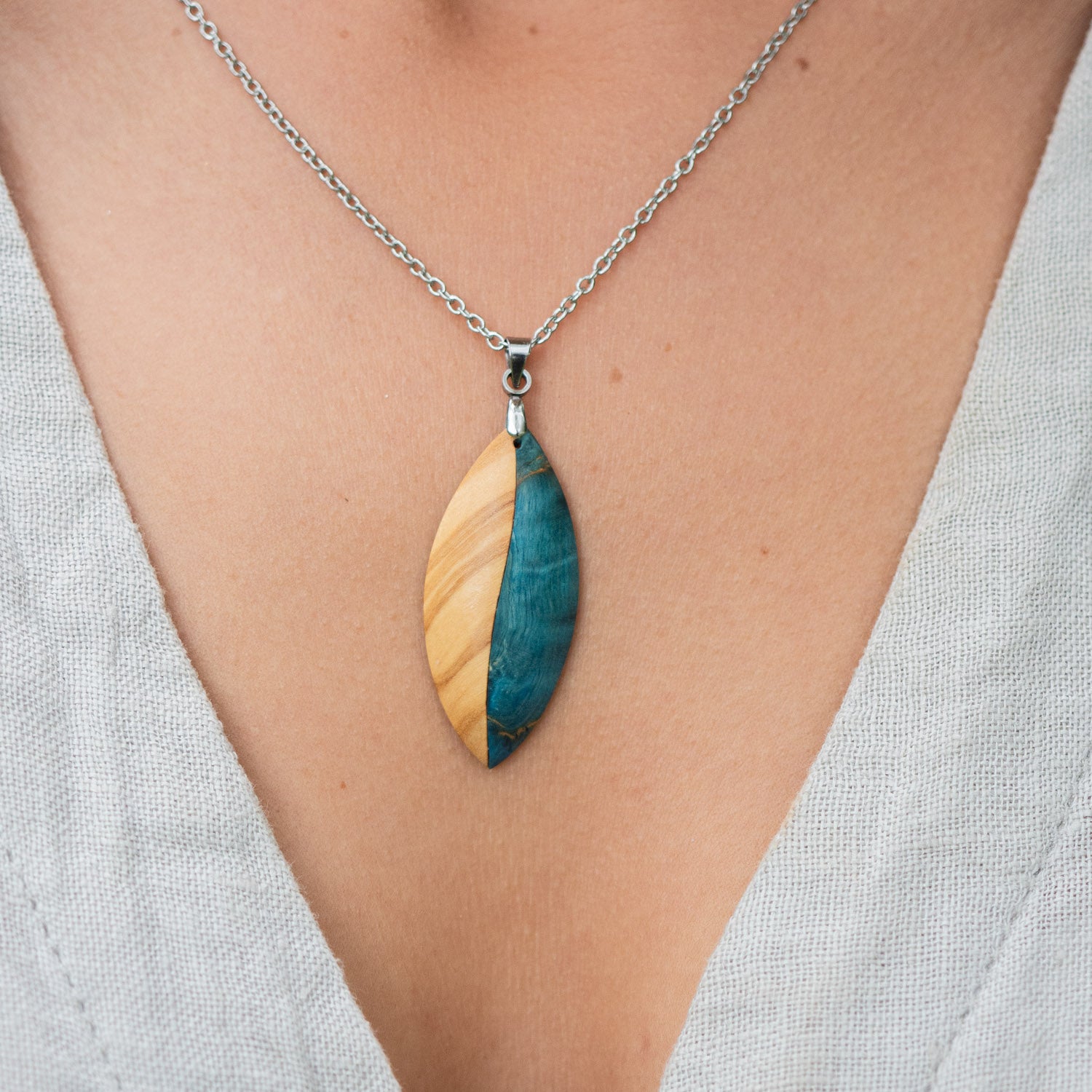 Pendentif en Olivier et bouleau stabilisé bleu