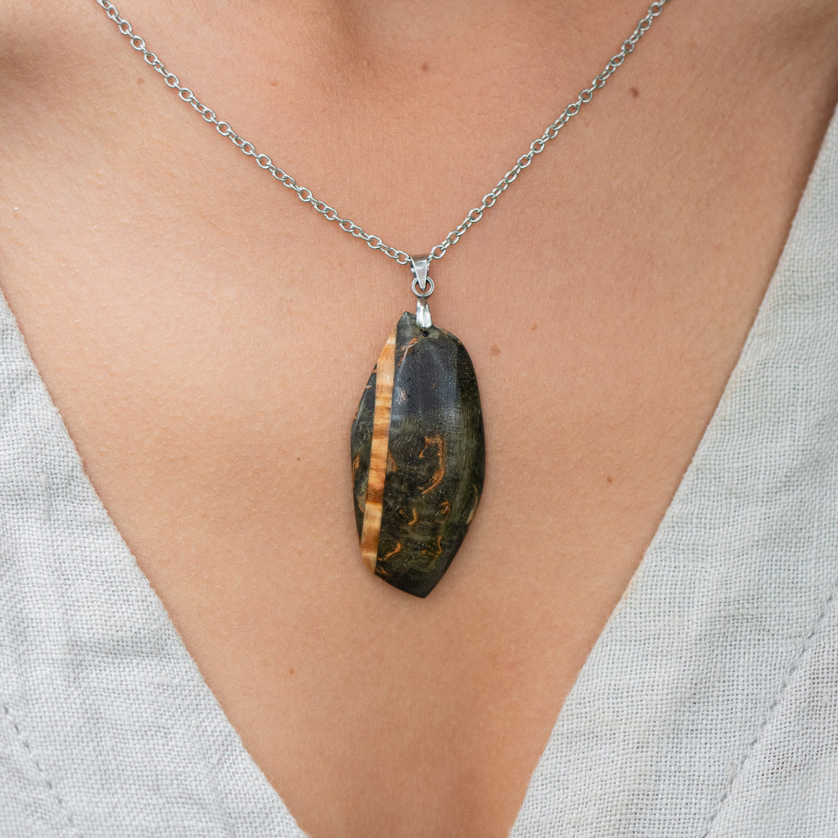 Pendentif en bois de bouleau stabilisé noir et beige