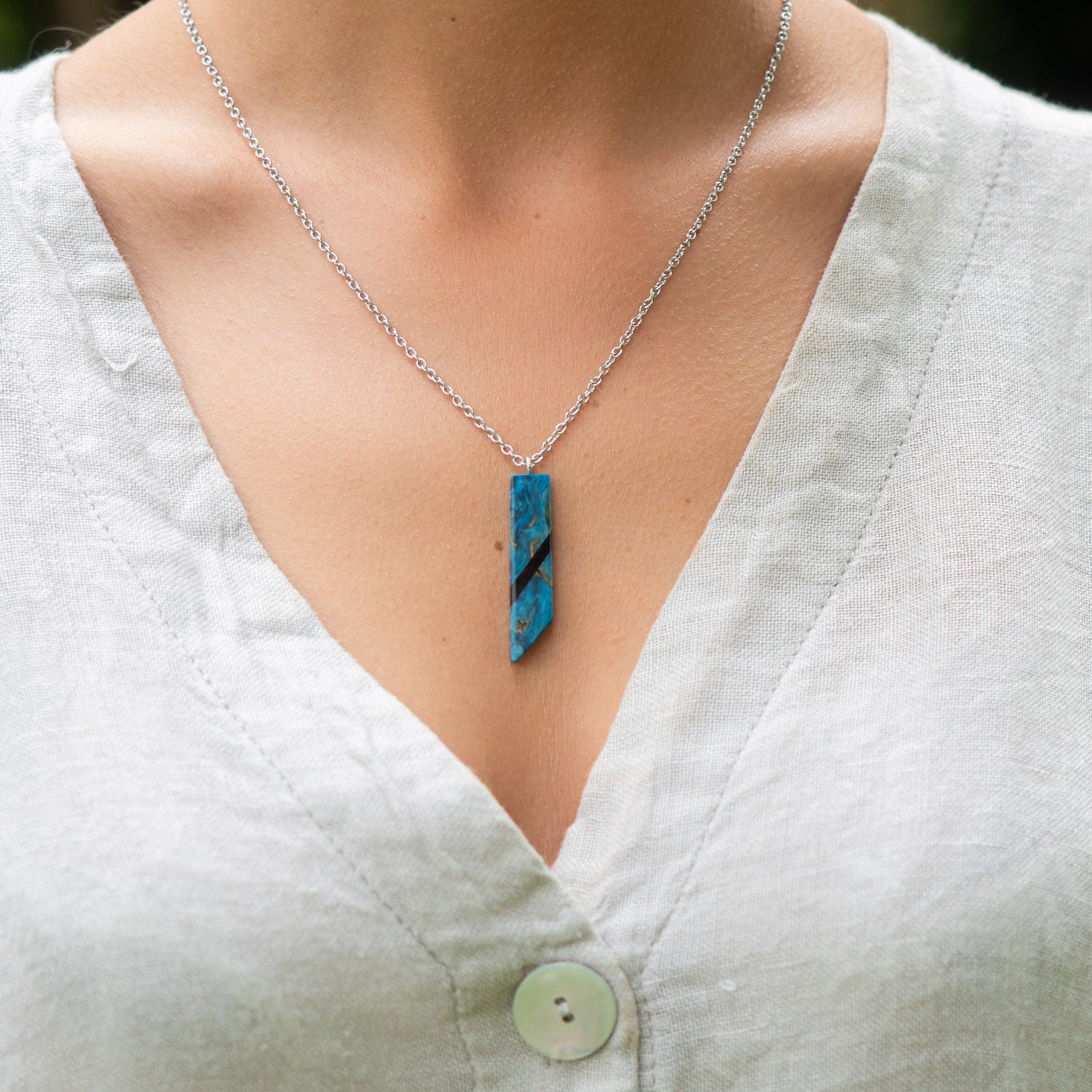 Pendentif en Ebène et Bouleau stabilisé bleu